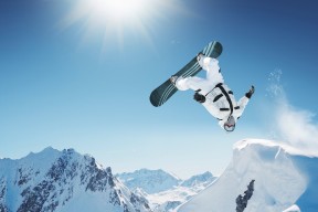 九游在线玩-西甲新星持续涌现，未来之星不断培养，未来之星足球队的教练和小队员正在研究