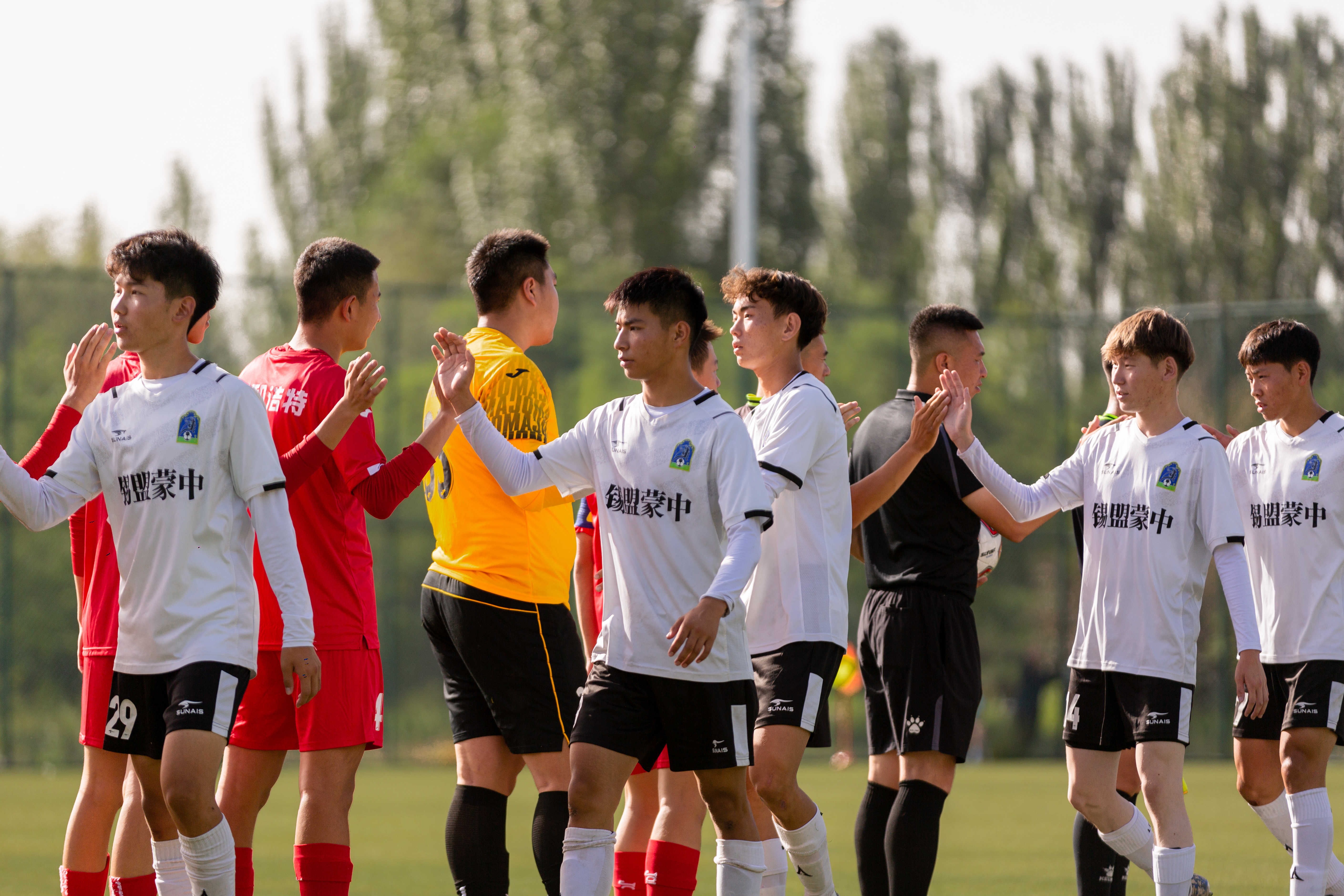 -政府支持足球基层建设，推动城市足球普及率提升