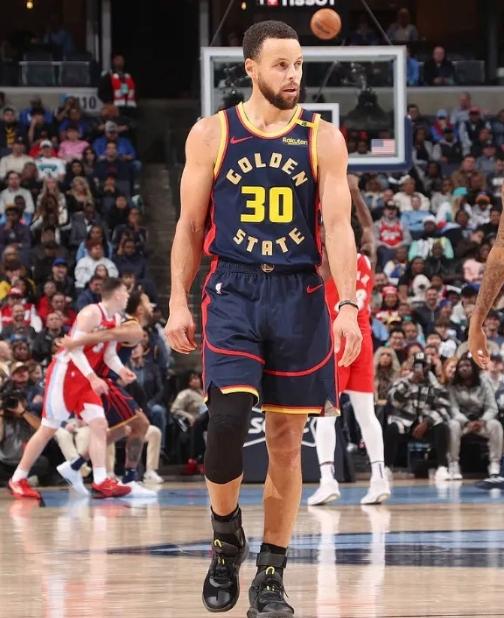 关于勇士在最后两分钟狂砍15分，库里连续三次远距离三分帮助球队完成惊天逆转！的信息